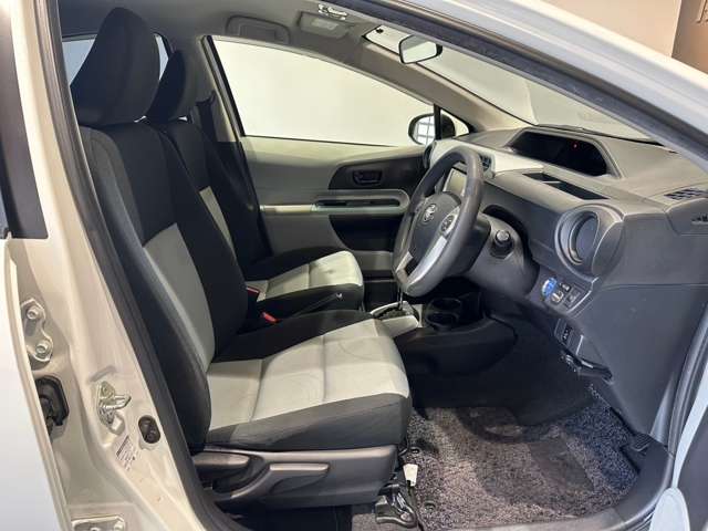 トヨタ アクア １．５ Ｓ H25年 (近畿) 99