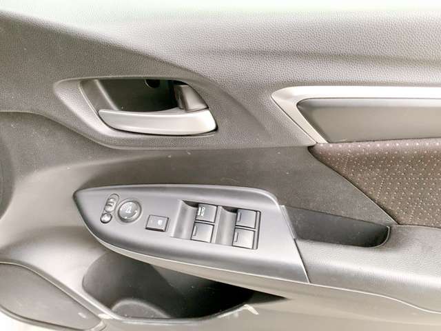 ホンダ フィット　ハイブリッド １．５ ハイブリッド Ｆパッケージ H27年 (九州・沖縄) 99