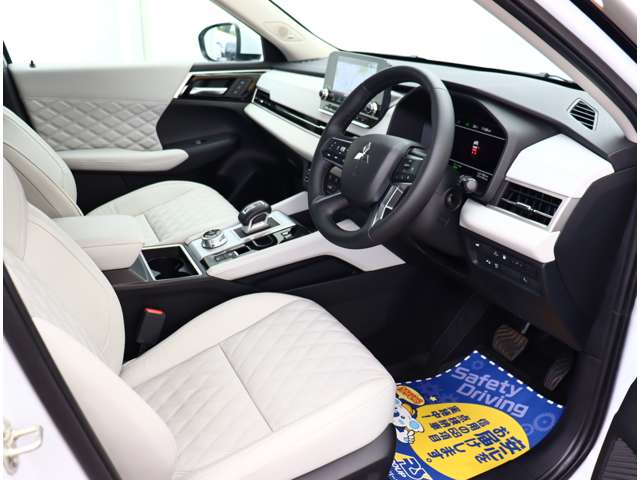 三菱 アウトランダーＰＨＥＶ ＰＨＥＶ ２．４ Ｐ ４ＷＤ R4年 (関東) 99