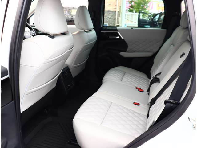 三菱 アウトランダーＰＨＥＶ ＰＨＥＶ ２．４ Ｐ ４ＷＤ R4年 (関東) 99