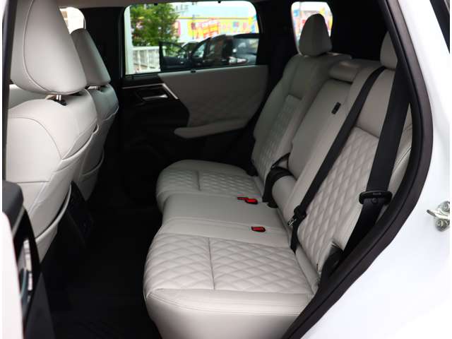 三菱 アウトランダーＰＨＥＶ ＰＨＥＶ ２．４ Ｐ ４ＷＤ R4年 (関東) 99