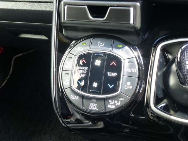 トヨタ ノア １．８ ハイブリッド ＳＩ ＷＸＢ H30年 (東北) 99