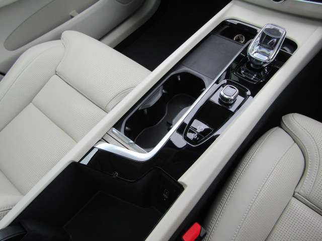 ボルボ ＸＣ６０ アルティメット Ｂ５ ＡＷＤ ４ＷＤ R4年 (四国) 99