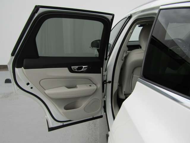 ボルボ ＸＣ６０ アルティメット Ｂ５ ＡＷＤ ４ＷＤ R4年 (四国) 99