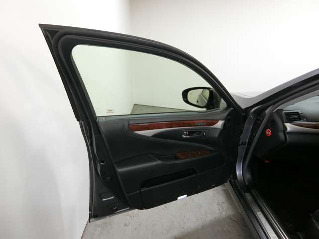 レクサス ＬＳハイブリッド ６００Ｈ バージョンＣ Ｉパッケージ ４ＷＤ H24年 (中国) 99