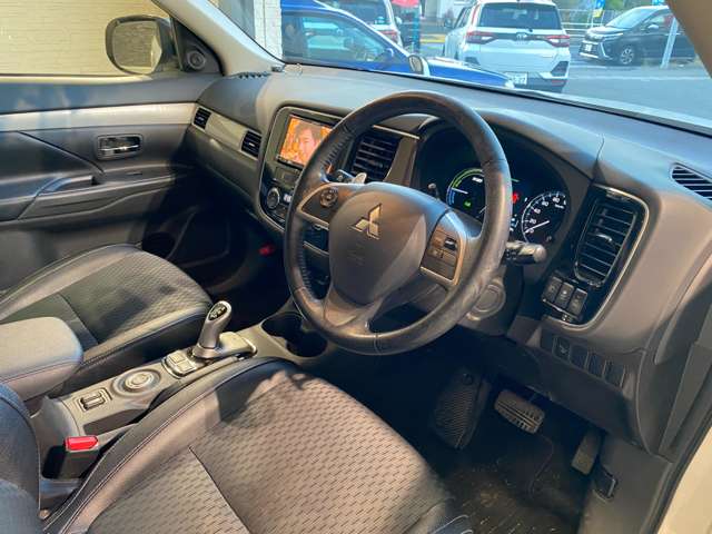 三菱 アウトランダーＰＨＥＶ ２．０ Ｇ ４ＷＤ H26年 (九州・沖縄) 99