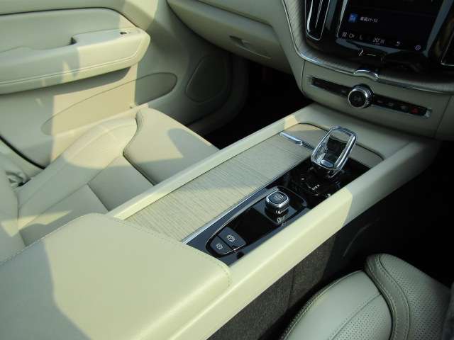 ボルボ ＸＣ６０ リチャージ プラグインハイブリッドＴ６ ＡＷＤインスクリプション ４ＷＤ R4年 (四国) 99