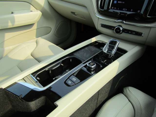 ボルボ ＸＣ６０ リチャージ プラグインハイブリッドＴ６ ＡＷＤインスクリプション ４ＷＤ R4年 (四国) 99