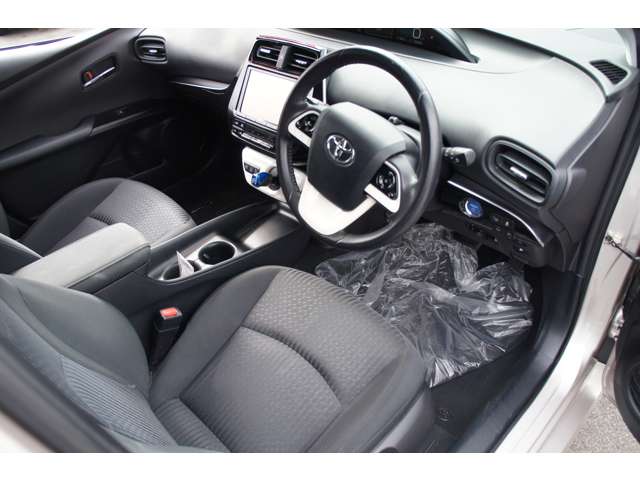 トヨタ プリウス １．８ Ｓ セーフティ プラス Ｅ－ＦＯＵＲ ４ＷＤ H29年 (東北) 99