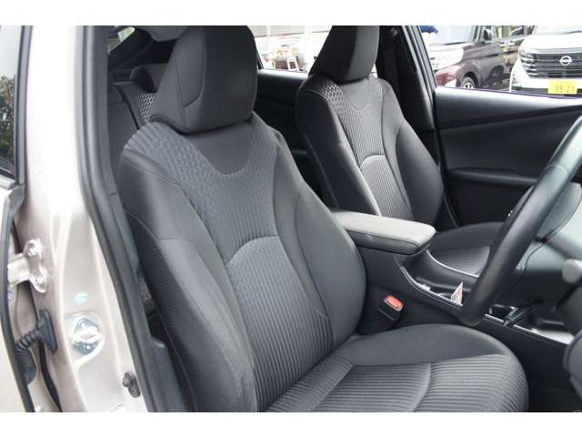 トヨタ プリウス １．８ Ｓ セーフティ プラス Ｅ－ＦＯＵＲ ４ＷＤ H29年 (東北) 99