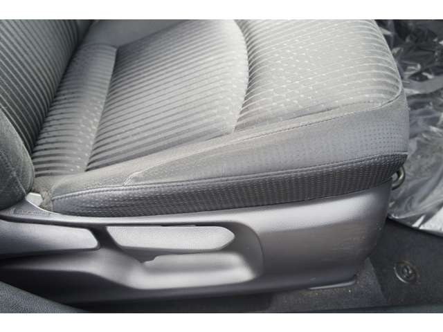 トヨタ プリウス １．８ Ｓ セーフティ プラス Ｅ－ＦＯＵＲ ４ＷＤ H29年 (東北) 99