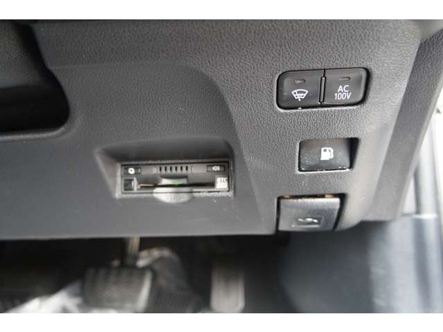 トヨタ プリウス １．８ Ｓ セーフティ プラス Ｅ－ＦＯＵＲ ４ＷＤ H29年 (東北) 99