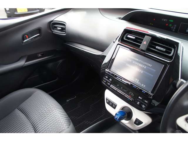 トヨタ プリウス １．８ Ｓ セーフティ プラス Ｅ－ＦＯＵＲ ４ＷＤ H29年 (東北) 99