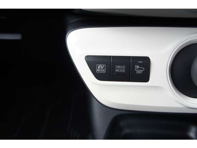 トヨタ プリウス １．８ Ｓ セーフティ プラス Ｅ－ＦＯＵＲ ４ＷＤ H29年 (東北) 99