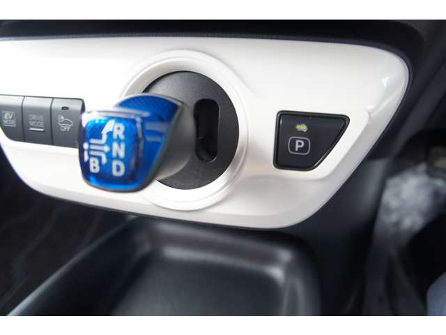 トヨタ プリウス １．８ Ｓ セーフティ プラス Ｅ－ＦＯＵＲ ４ＷＤ H29年 (東北) 99