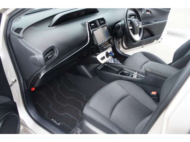 トヨタ プリウス １．８ Ｓ セーフティ プラス Ｅ－ＦＯＵＲ ４ＷＤ H29年 (東北) 99