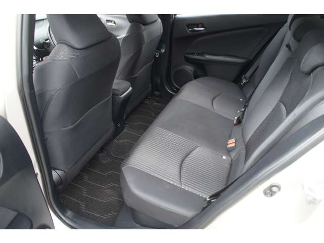 トヨタ プリウス １．８ Ｓ セーフティ プラス Ｅ－ＦＯＵＲ ４ＷＤ H29年 (東北) 99