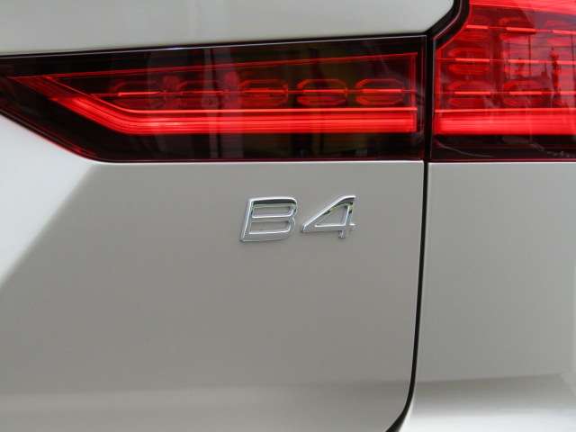 ボルボ Ｖ６０ ウルトラ　Ｂ４ R7年 (四国) 99