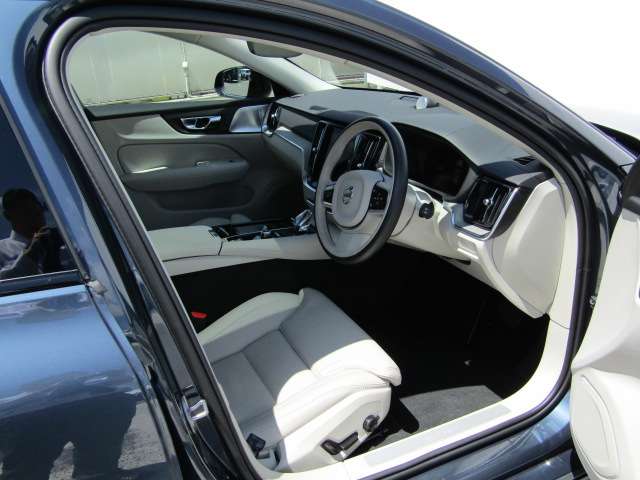 ボルボ Ｖ６０ リチャージ アルティメット Ｔ６ ＡＷＤ プラグイン ハイブリッド ４ＷＤ R6年 (四国) 99