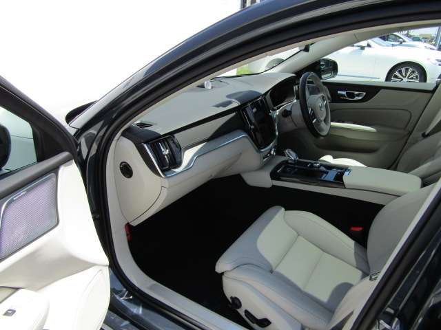 ボルボ Ｖ６０ リチャージ アルティメット Ｔ６ ＡＷＤ プラグイン ハイブリッド ４ＷＤ R6年 (四国) 99