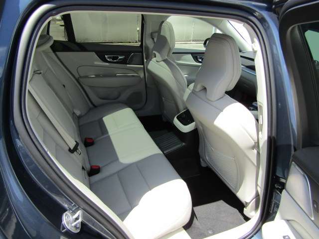 ボルボ Ｖ６０ リチャージ アルティメット Ｔ６ ＡＷＤ プラグイン ハイブリッド ４ＷＤ R6年 (四国) 99