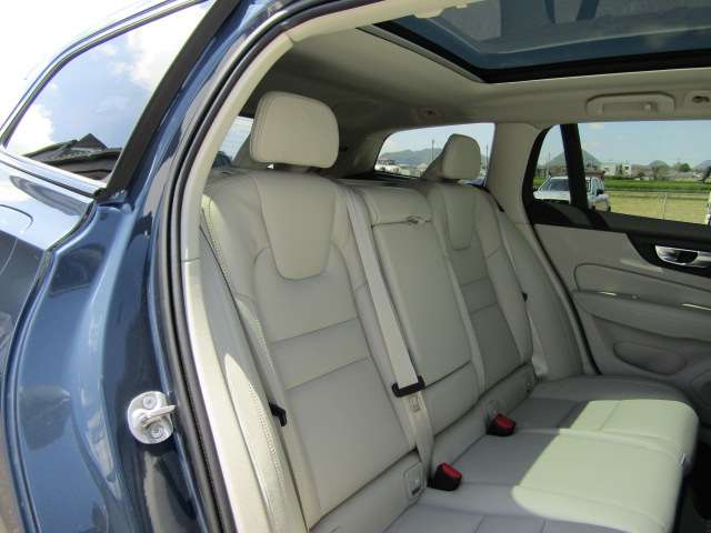 ボルボ Ｖ６０ リチャージ アルティメット Ｔ６ ＡＷＤ プラグイン ハイブリッド ４ＷＤ R6年 (四国) 99