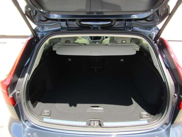 ボルボ Ｖ６０ リチャージ アルティメット Ｔ６ ＡＷＤ プラグイン ハイブリッド ４ＷＤ R6年 (四国) 99