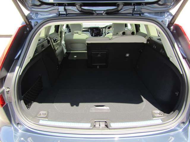 ボルボ Ｖ６０ リチャージ アルティメット Ｔ６ ＡＷＤ プラグイン ハイブリッド ４ＷＤ R6年 (四国) 99