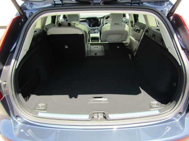 ボルボ Ｖ６０ リチャージ アルティメット Ｔ６ ＡＷＤ プラグイン ハイブリッド ４ＷＤ R6年 (四国) 99