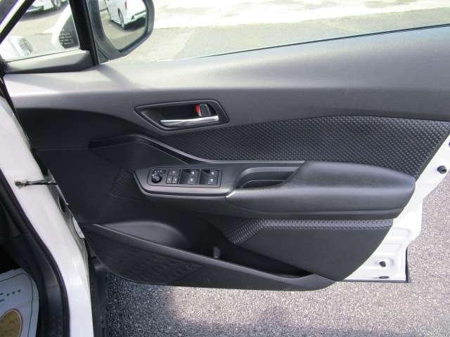 トヨタ Ｃ−ＨＲ ハイブリッド １．８ Ｓ ＬＥＤ パッケージ H30年 (関東) 99