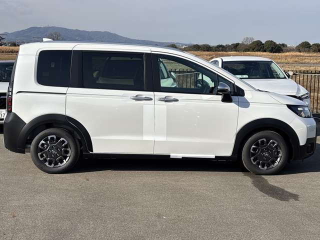 ホンダ フリード　ハイブリッド １．５ Ｅ：ＨＥＶ クロスター R7年 (近畿) 99