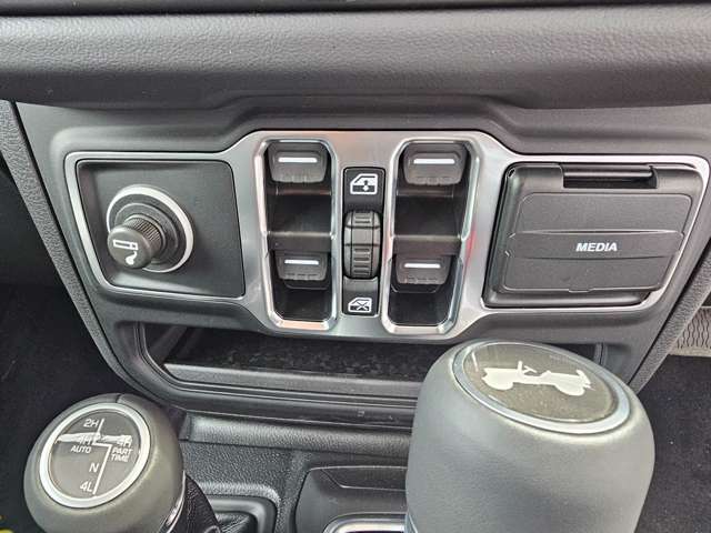 ジープ ラングラー　アンリミテッド アンリミテッド サハラ ４ＷＤ R7年 (東北) 99