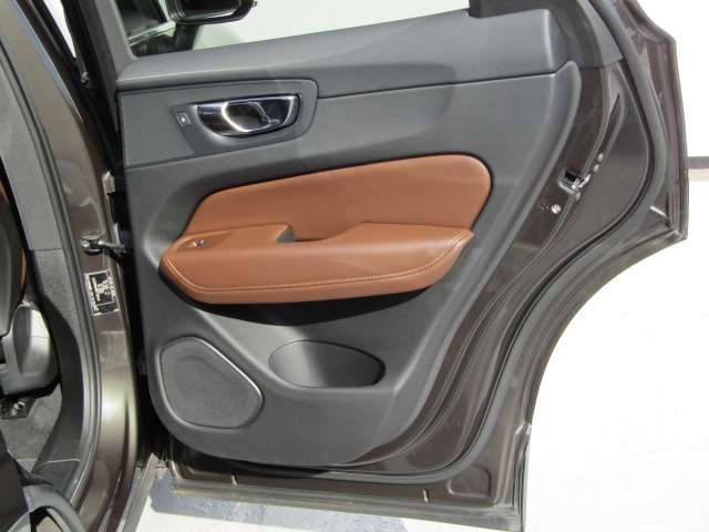 ボルボ ＸＣ６０ Ｂ５ ＡＷＤ インスクリプション ４ＷＤ R3年 (四国) 99