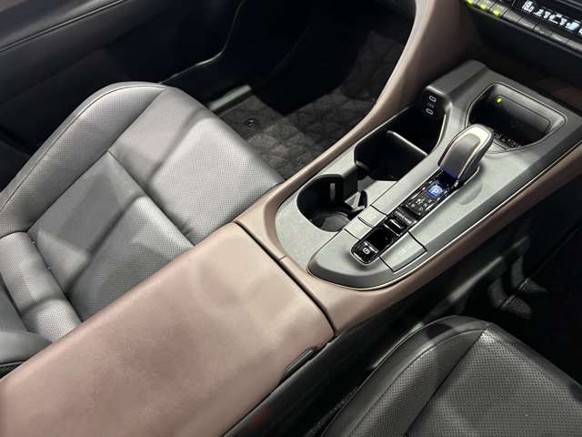 トヨタ クラウン　クロスオーバー　ハイブリッド ２．５ Ｇ アドバンスト レザー パッケージ Ｅ－ＦＯＵＲ ４ＷＤ R4年 (関東) 99