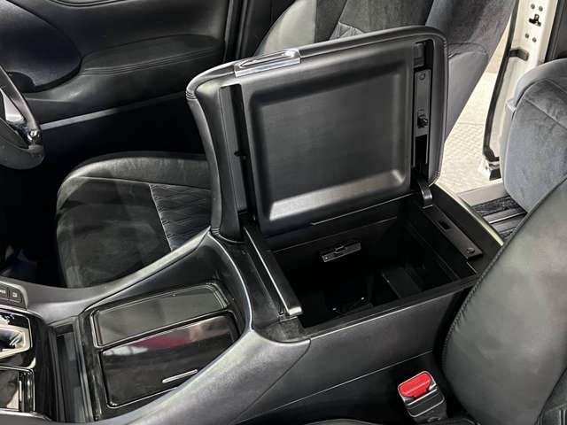 トヨタ ヴェルファイア　ハイブリッド ハイブリッド ２．５ ＺＲ Ｅ－ＦＯＵＲ ４ＷＤ H27年 (関東) 99