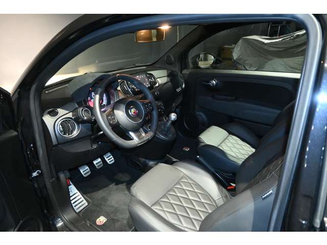 アバルト ５９５Ｃ 左ハンドルＭＴ ＴＵＲＩＳＭＯパッケージ R7年 (関東) 99