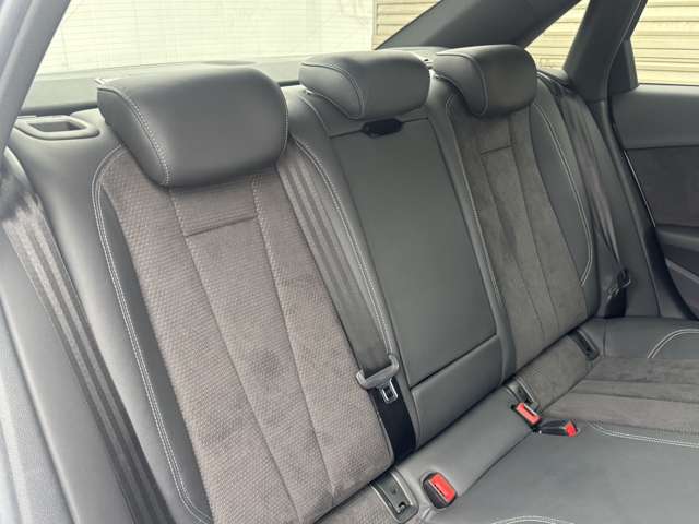 アウディ Ａ４ ４０ ＴＦＳＩ マイスターシュトュック Ｓラインパッケージ R1年 (東北) 99