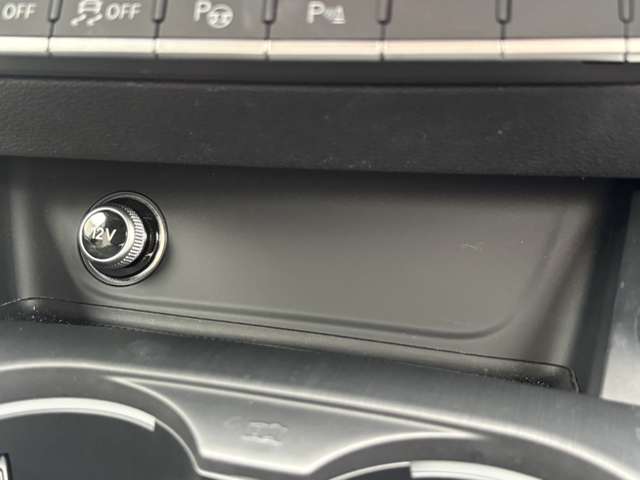 アウディ Ａ４ ４０ ＴＦＳＩ マイスターシュトュック Ｓラインパッケージ R1年 (東北) 99