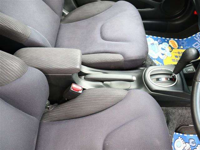 ホンダ フィット　ハイブリッド １．３ ナビプレミアムセレクション H22年 (関東) 99