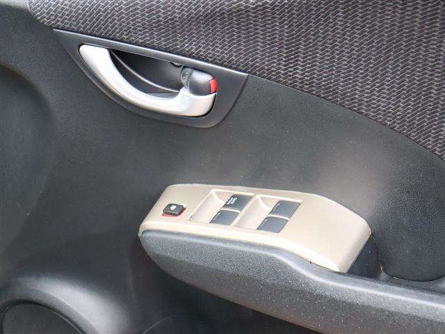 ホンダ フィット　ハイブリッド １．３ ナビプレミアムセレクション H22年 (関東) 99