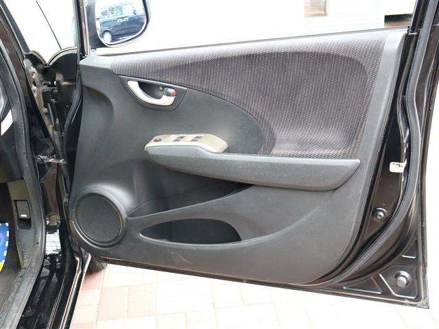 ホンダ フィット　ハイブリッド １．３ ナビプレミアムセレクション H22年 (関東) 99