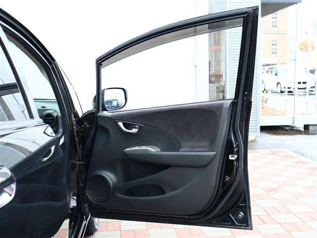 ホンダ フィット　ハイブリッド １．３ ナビプレミアムセレクション H22年 (関東) 99