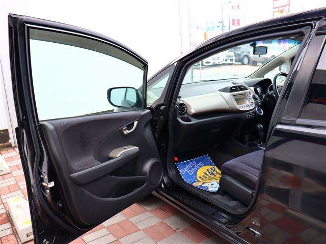 ホンダ フィット　ハイブリッド １．３ ナビプレミアムセレクション H22年 (関東) 99