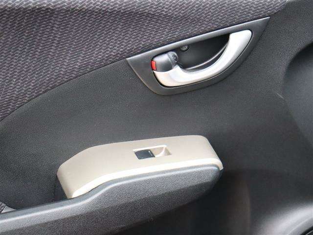 ホンダ フィット　ハイブリッド １．３ ナビプレミアムセレクション H22年 (関東) 99