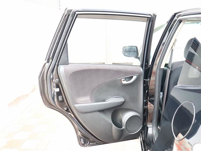 ホンダ フィット　ハイブリッド １．３ ナビプレミアムセレクション H22年 (関東) 99