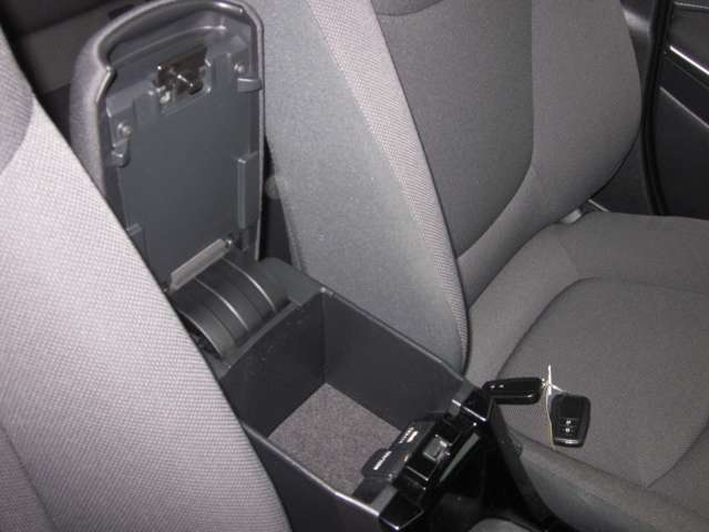 トヨタ カローラ　ツーリング　ハイブリッド １．８ ハイブリッド Ｓ R2年 (関東) 99