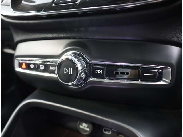 ボルボ ＸＣ４０ アルティメット Ｂ４ ＡＷＤ ４ＷＤ R5年 (近畿) 99