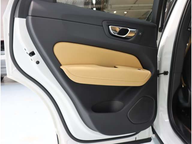 ボルボ ＸＣ６０ Ｂ５ ＡＷＤ インスクリプション ４ＷＤ R4年 (近畿) 99