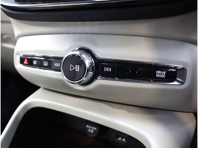 ボルボ ＸＣ４０ Ｔ５ ＡＷＤ インスクリプション ４ＷＤ R1年 (近畿) 99