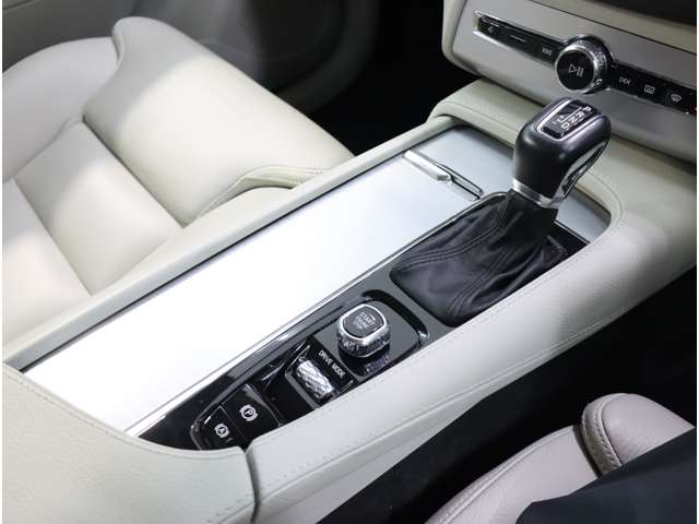 ボルボ ＸＣ９０ Ｔ５ ＡＷＤ モメンタム ４ＷＤ H30年 (近畿) 99